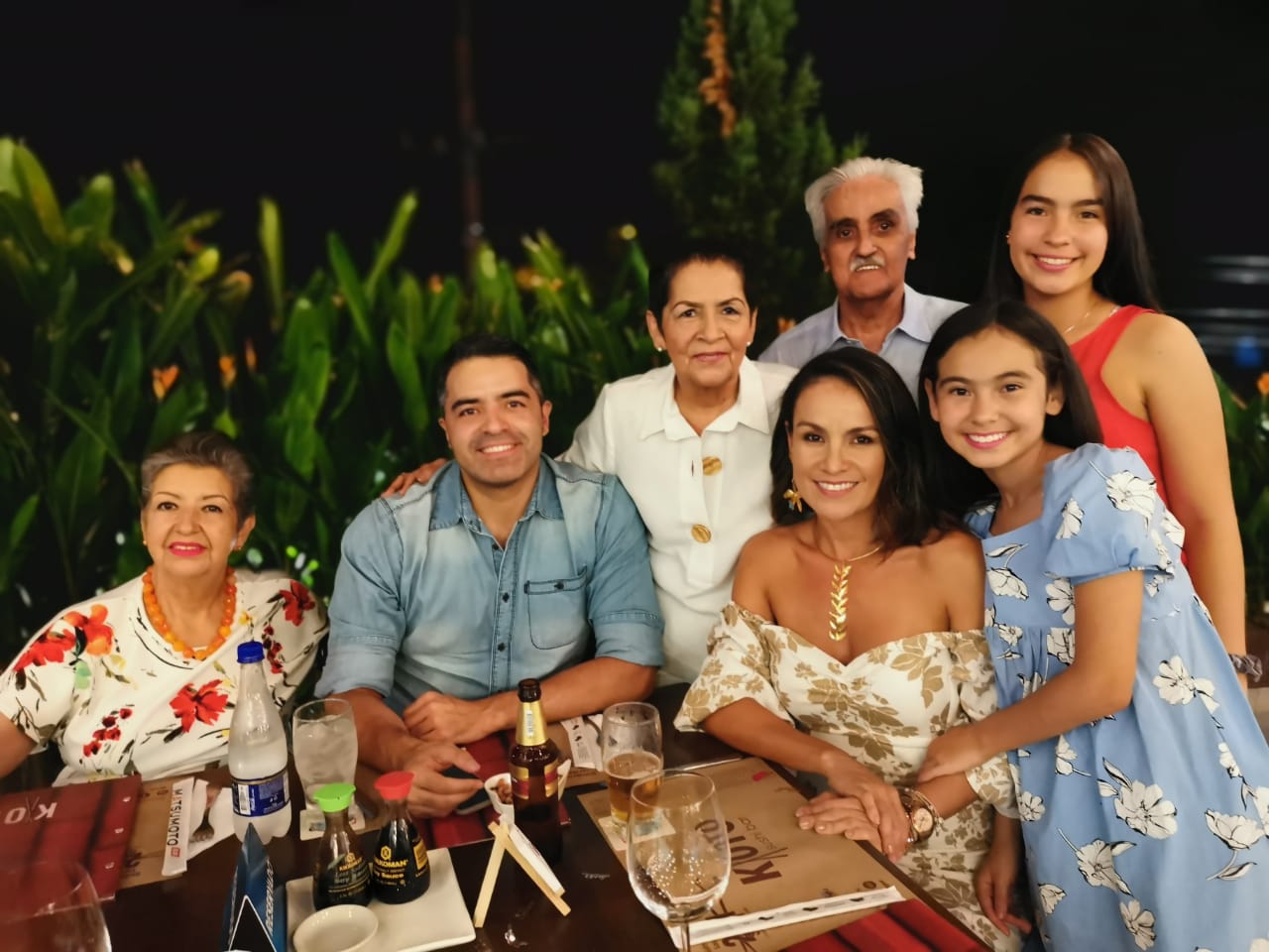Yolanda Rodríguez, Gerardo Morera, Josefina Sánchez, Yesid Arbeláez, Isabella Torrente, María del Mar Torrente y la cumpleañera, Angélica María Arbeláez Sánchez.